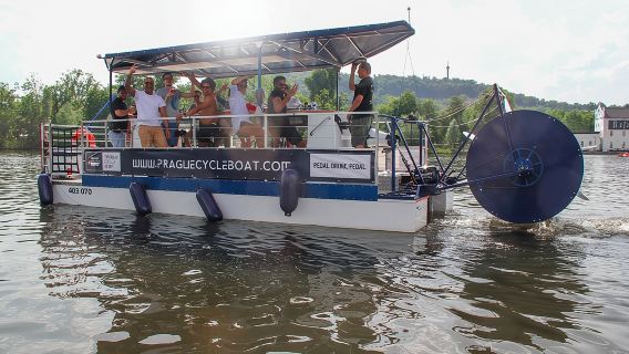 Prague Cycle Boat - La bici da birra che nuota