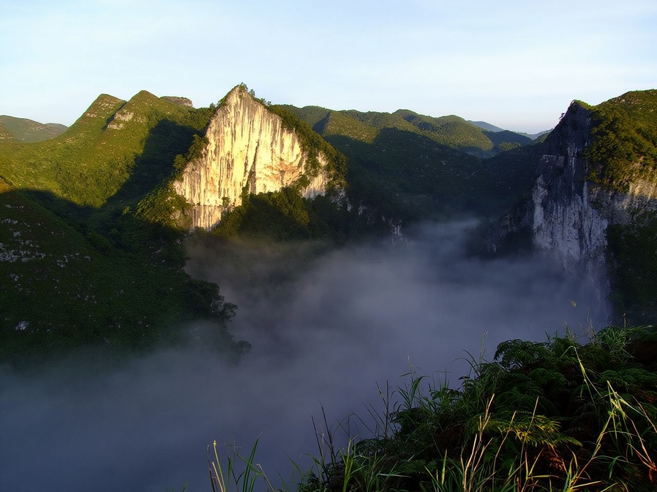 百色大石圍天坑羣+布柳河仙人橋景區一日遊【不含門票】