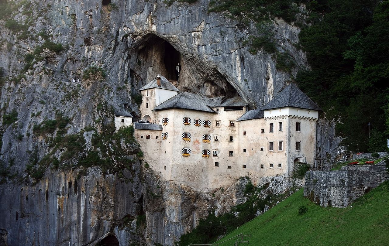 Excursión a la Cueva de Postoina y el Castillo de Predjama desde Ljubljana