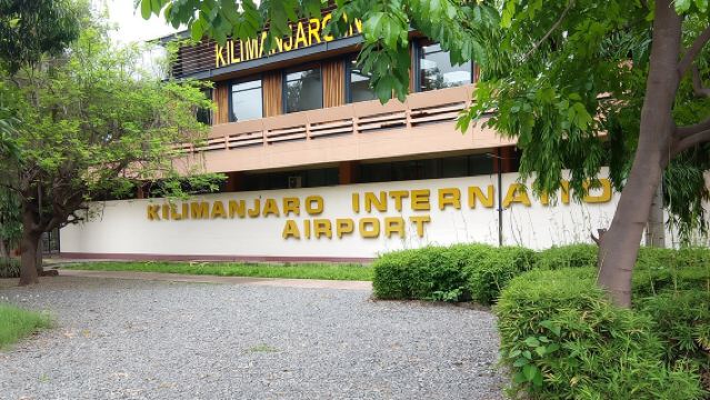 Taksi dari/ke Bandara Kilimanjaro menuju/dari kota Moshi/kota Arusha