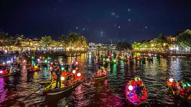 ทัวร์นำเที่ยวภูเขาหินอ่อนและทัวร์เดินชมเมืองฮอยอัน ตลาดกลางคืน และล่องเรือ