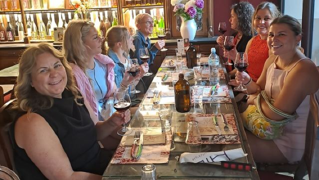 Florence Street Food Walking Tour with wine in Duomo Area