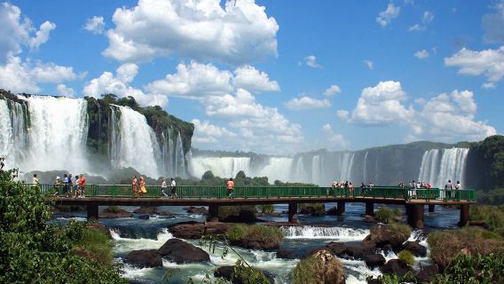 One-Day Private Chartered Tour to Iguazu Falls (One of the World's Top Five Waterfalls in Brazil) + Bird Park with Chinese Service
