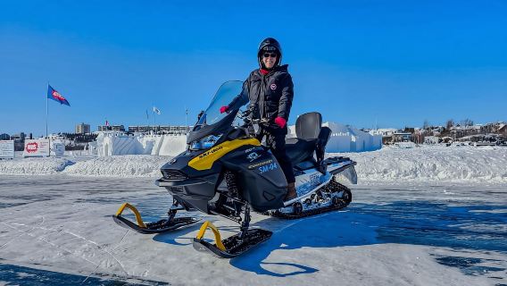Yellowknife: combinazione di avventure guidate in motoslitta e grotta di ghiaccio