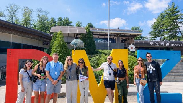 กรุ๊ปทัวร์ขนาดเล็กไปยังเขตปลอดทหาร DMZ สะพานแขวน และเกาหลีเหนือ พร้อมบริการรับจากโรงแรม
