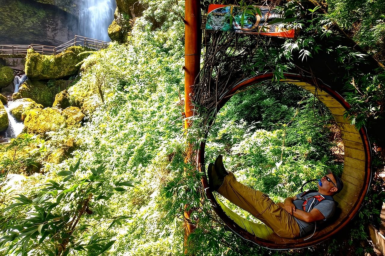 El Chorro waterfalls and Busa lake tour from Cuenca