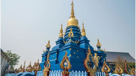 チェンライ ワット ローンクン&ブルーテンプル+バーンダム博物館 ワンデーツアー【ホテル送迎/入場チケット付/食事付/パイナップルプレゼント】