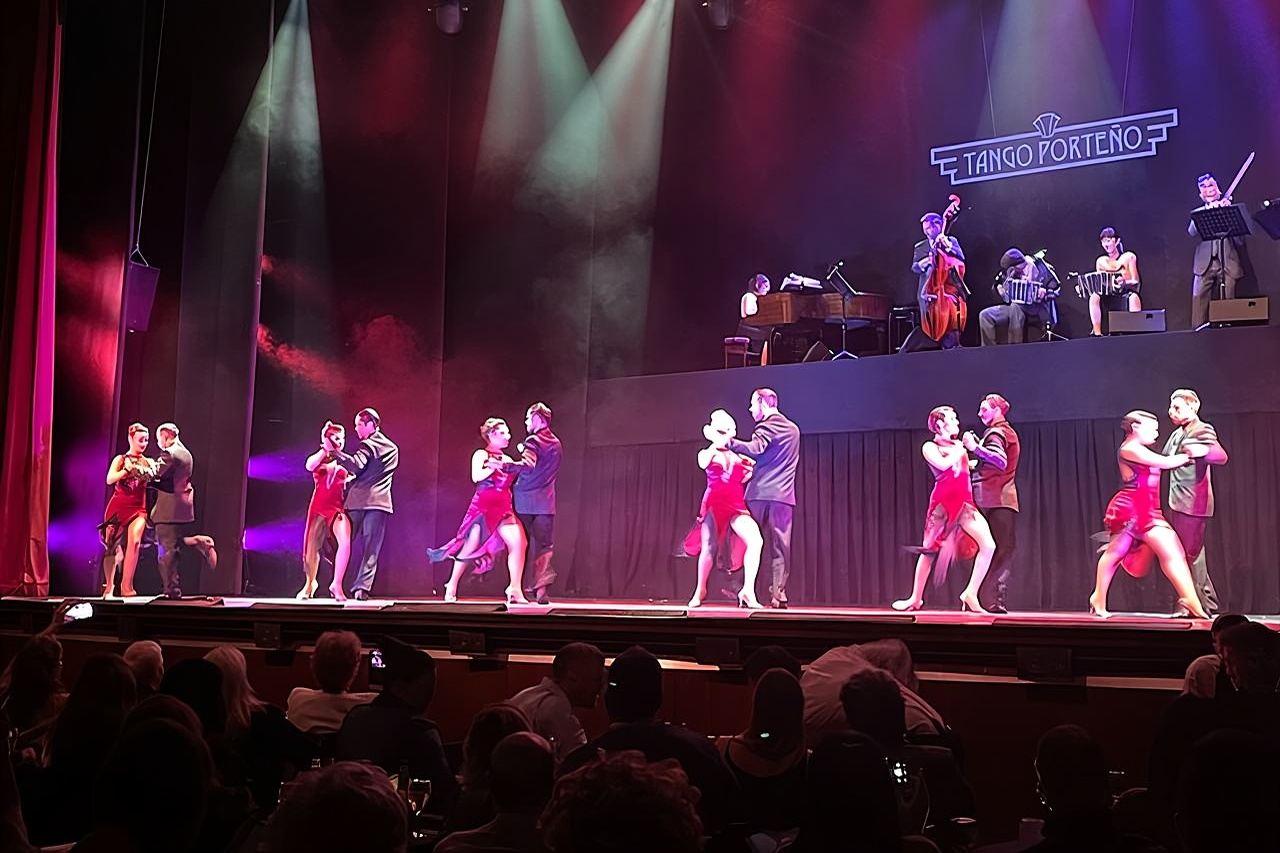 การแสดงแทงโก้สไตล์ปอร์เตโญ่ พร้อมอาหารค่ำและบทเรียนแทงโก้ (เลือกได้)
