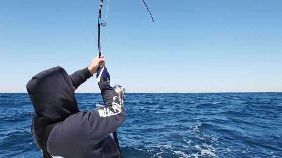 Pesca de grandes peces en alta mar en la isla sur de Phu Quoc, Vietnam | Salida en barco de madera | Equipo proporcionado | Reserva mínima para 4 personas