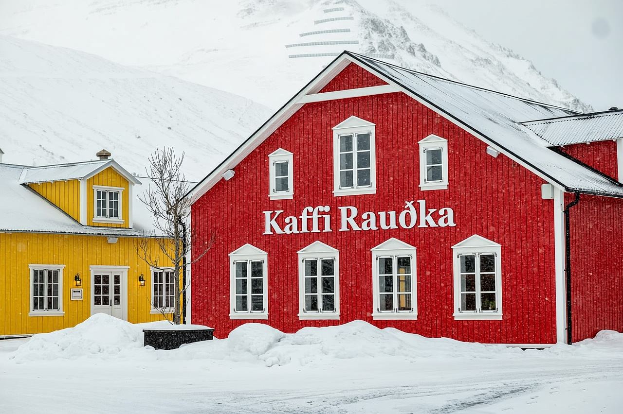 アークレイリ：北極の海岸線とシグルフィヨルズル