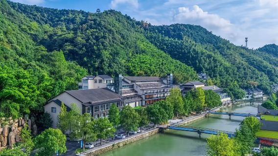 兩日兩次滑雪|雙人雲上草原滑雪+美林度假村住宿1晚+溫泉