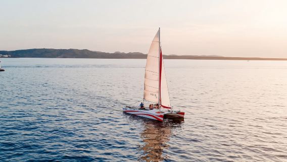 Fornells: Crucero al atardecer en catamarán por la costa de Menorca