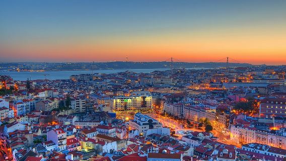Private tour: Lisbon Fado Dinner Show and Panoramic Night Tour