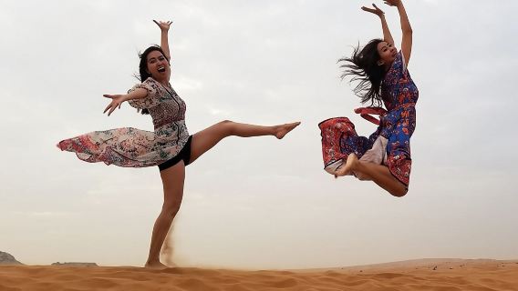 Wüstensafari in den roten Dünen mit BBQ-Dinner, Kamelreiten und Live-Show