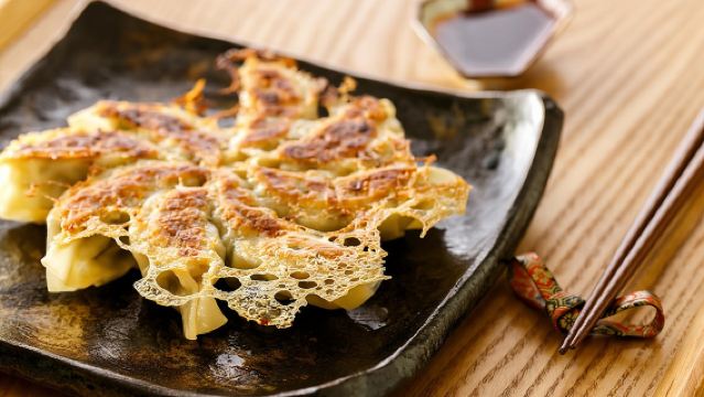Clase de cocina de ramen y gyozas en Tokio con visita a un supermercado local