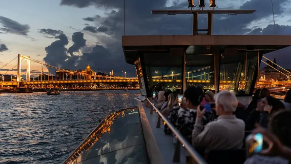 Crociera notturna sul Danubio a Budapest con bevande