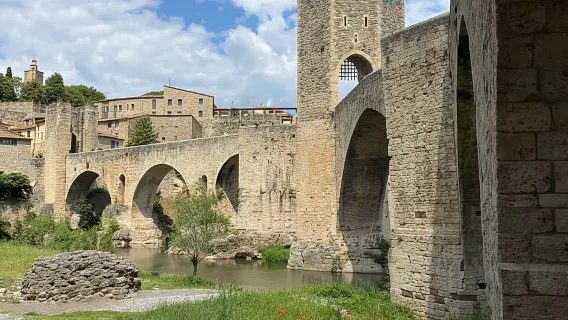 From Barcelona: Girona, Besalú & Medieval Villages Day Trip