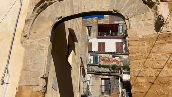 Recorrido en bicicleta eléctrica y comida callejera en el centro histórico de Agrigento