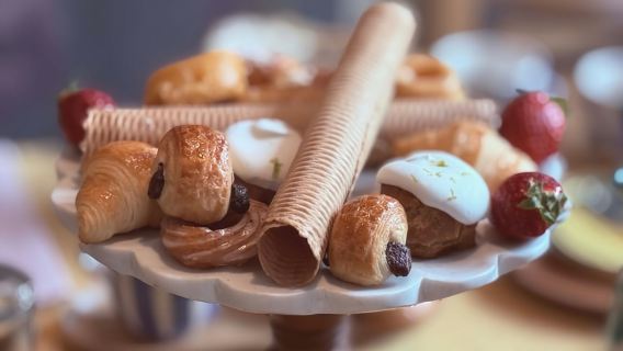 Madrid: brunch spagnolo gourmet in una galleria d'arte privata nascosta