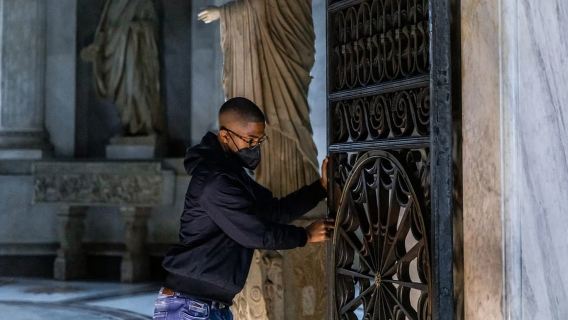 로마: 바티칸 미술관에 불을 밝히다