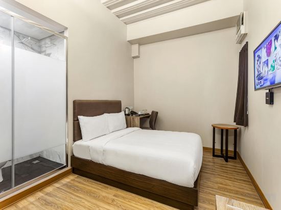 Airo Suites Makati Room Type - Deluxe Suite