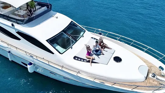 Noleggio yacht a Shenzhen: noleggio di uno yacht di lusso da 68 piedi a Dameisha (1-10 passeggeri) [bevande + piatto di frutta + KTV + esperienza di guida] per compleanni, proposte di matrimonio, affari, ecc.