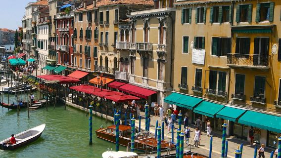 Gondola Serenade: Romantik di Perairan Venetian Persendirian
