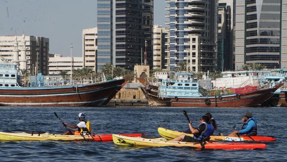 Dubái: Tour de kayak al atardecer/noche por Dubai Creek