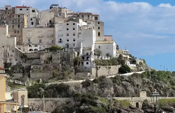 包車探秘斯佩隆加：必看提比略別墅、古城、塔樓、沙灘