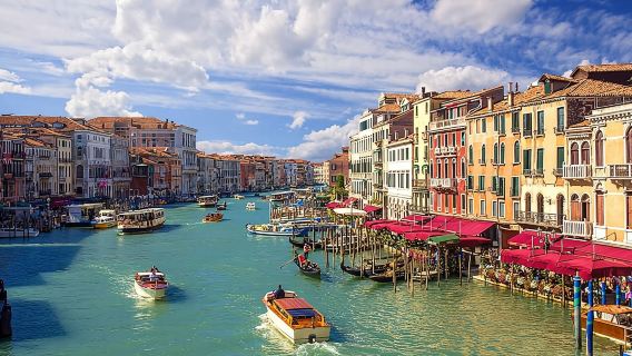 Traslado privado de llegada al aeropuerto Marco Polo de Venecia en motora acuática.