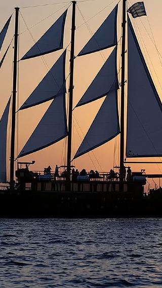 ทัวร์ 1 วัน เกาะคาเมนีและอาหารเย็นชมพระอาทิตย์ตกที่ซันโดรีนี กรีซ | ล่องเรือใบ