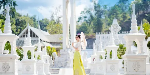 芒市勐煥大金塔+銀塔+勐巴娜西珍奇園+樹包塔+傣族古鎮一日遊