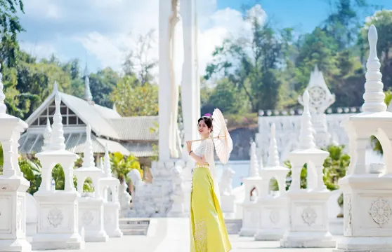 芒市勐煥大金塔+銀塔+勐巴娜西珍奇園+樹包塔+傣族古鎮一日遊