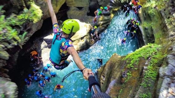 Excursion d'une journée à Cebu : canyoning aux chutes de Kawasan et banc de sardines à Moalboal