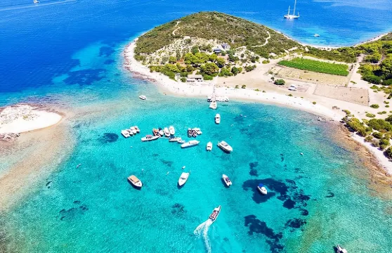 從赫瓦爾島出發的藍洞團體遊覽，包含游泳和浮潛。