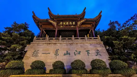 4 hours Walking tour to Wuhan Yellow crane tower and Donghu lake with boat trip