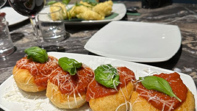 Tour gastronómico por el centro de Milán con más de 7 degustaciones italianas, incluyendo risotto y vino