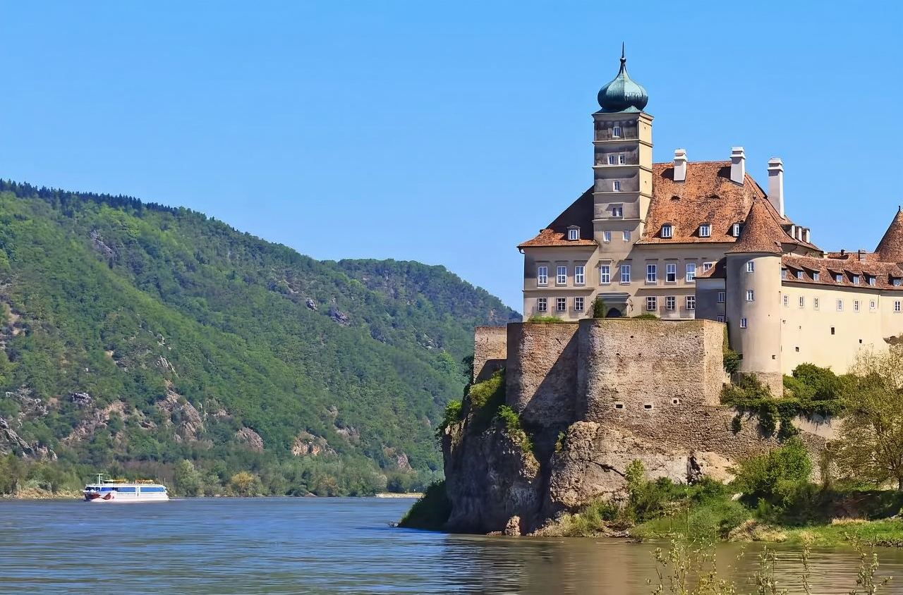 Vienna round-trip: Romantic Danube River + Wachau Valley 1-day tour (English-speaking group)|Some admission tickets included)