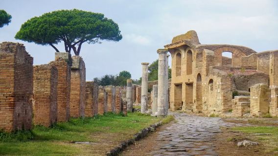 包車直達奧斯提亞，一次看遍劇場、浴場、廣場、宅邸與快餐店遺址