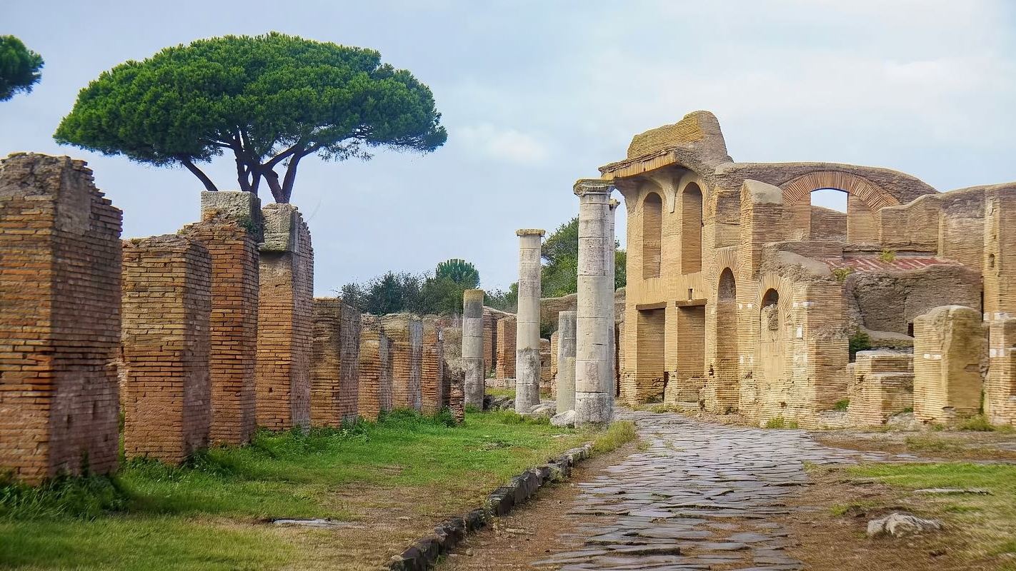 包車直達奧斯提亞，一次看遍劇場、浴場、廣場、宅邸與快餐店遺址