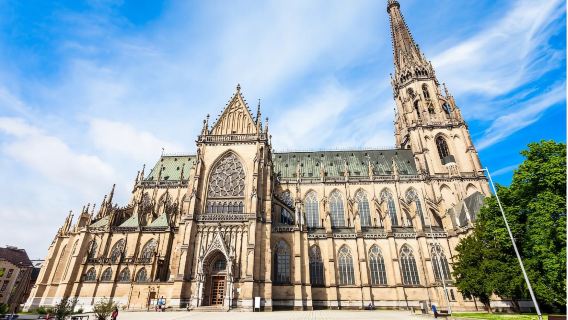 維也納出發：林茨中央廣場＋林茨新主教座堂＋林茨美術館