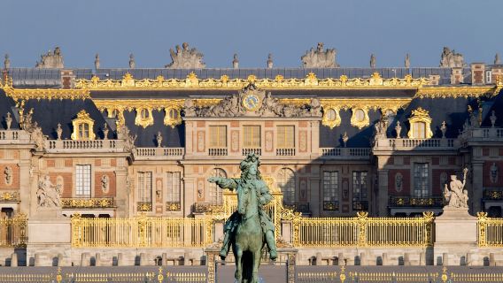 Departing from Paris: Round-trip Air-conditioned Bus Ticket to Versailles