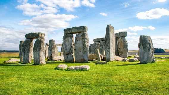 Stonehenge and Bath Guided Day Tour from London