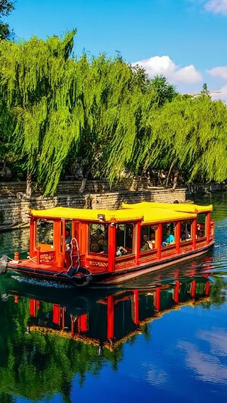1-day tour to Baotu Spring, Shandong Museum, Qianfo Mountain Scenic Area, and Daming Lake Scenic Area in Jinan with bilingual (Chinese-English) service available
