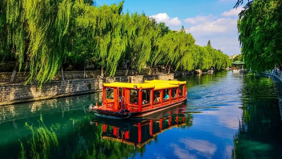 Excursion Excursion d'une journée en Voiture avec chauffeur à Jinan, incluant la source Baotu, le musée du Shandong, la montagne des Mille Bouddhas et le lac Daming, avec service en anglais disponible.