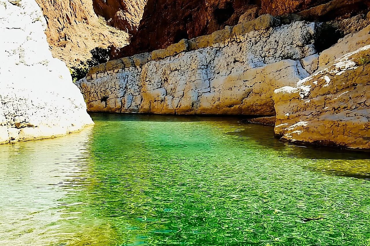 Excursión privada de día completo a Wadi Shab y al sumidero de Bimmah