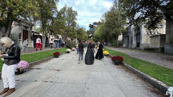 Paris: Haunted Père Lachaise Cemetery Guided Tour