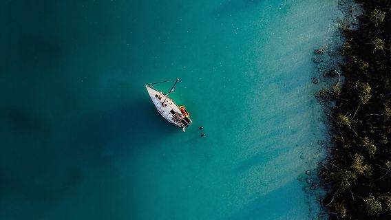 Tour in barca a vela al tramonto a Bacalar con bar all'aperto e pranzo