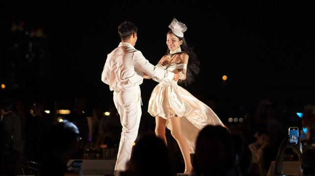 曼谷夜遊湄南河遊船 湄南嘉年華號大型遊輪 男模表演+人妖秀+國際自助晚餐