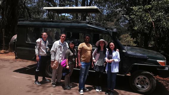 Tägliche Pirschfahrten im Nairobi-Nationalpark mit dem Land Cruiser JEEP.